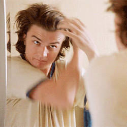 Steve Harrington arreglándose el cabello