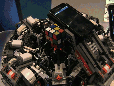 Robot Solving Rubik's Cube